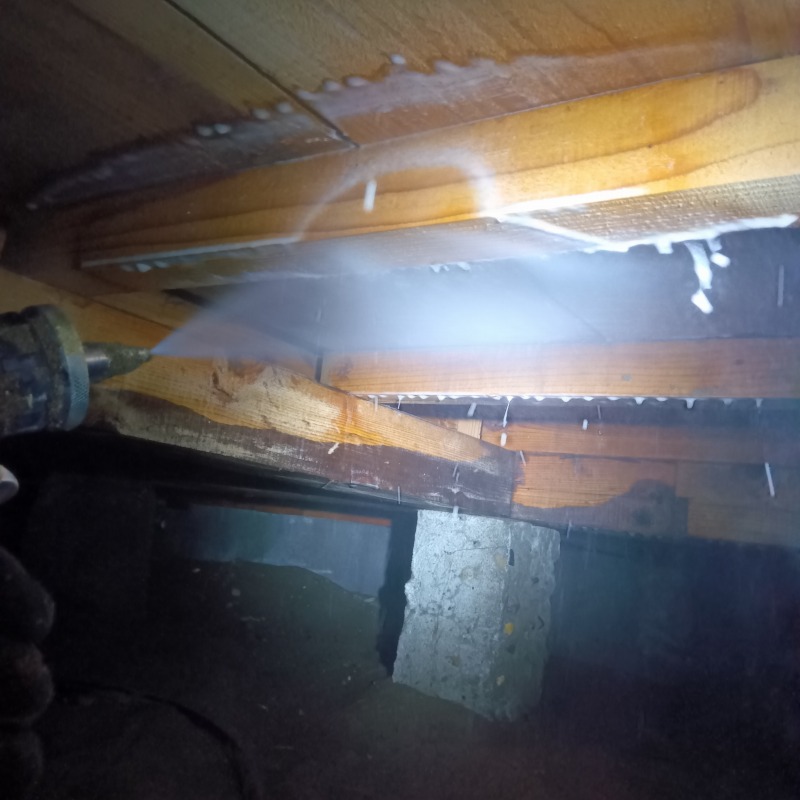 床下の木材にシロアリ駆除剤を散布