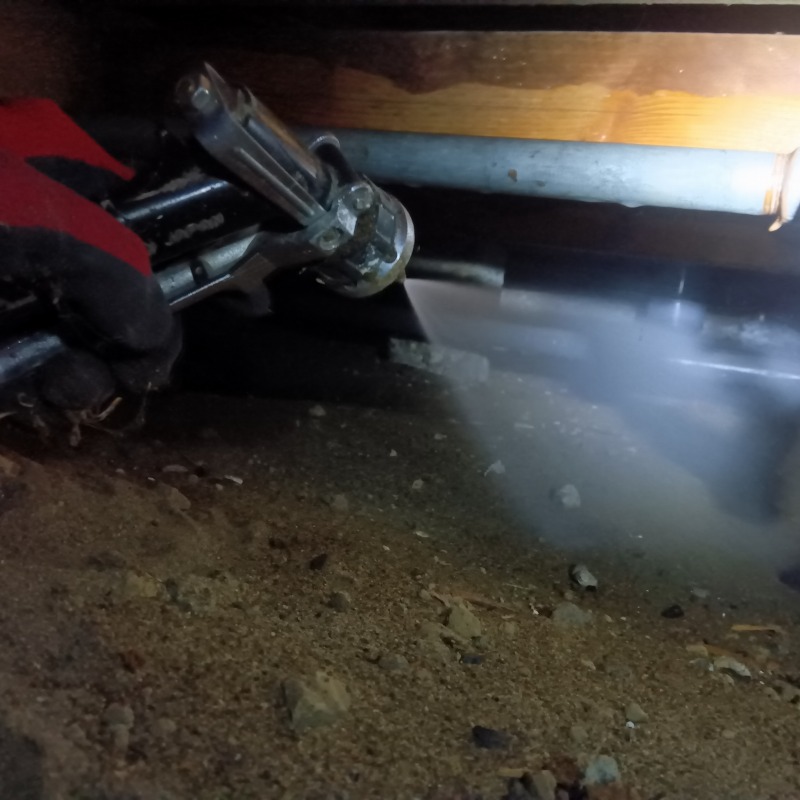 床下の土壌にシロアリ駆除剤を散布