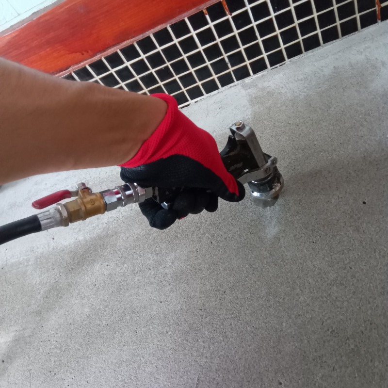 床に穴を開けてシロアリ駆除剤を注入