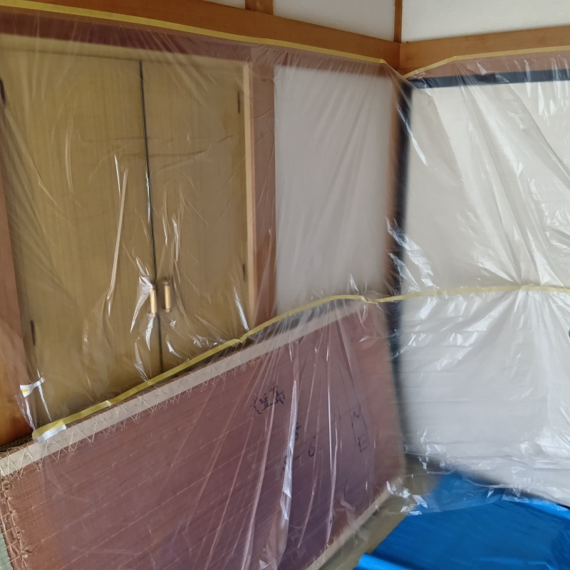 室内を養生した様子