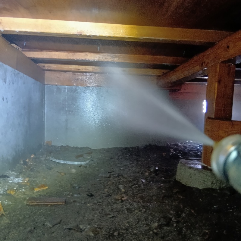 床下の木材にシロアリ駆除剤を散布