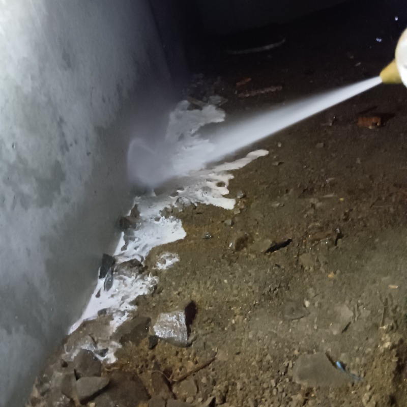 床下の土壌にシロアリ駆除剤を散布