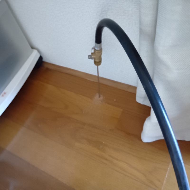 室内の床に穴を開けてシロアリ駆除剤を注入