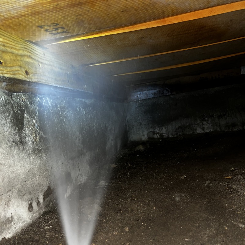 床下の木材にシロアリ駆除剤を散布