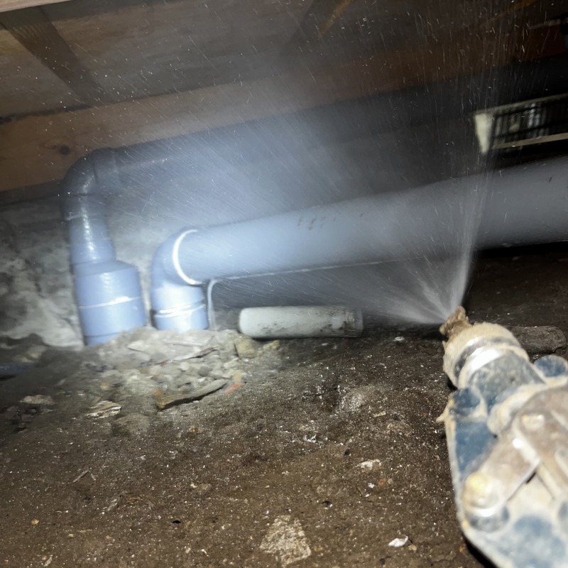 床下の木材にシロアリ駆除剤を散布