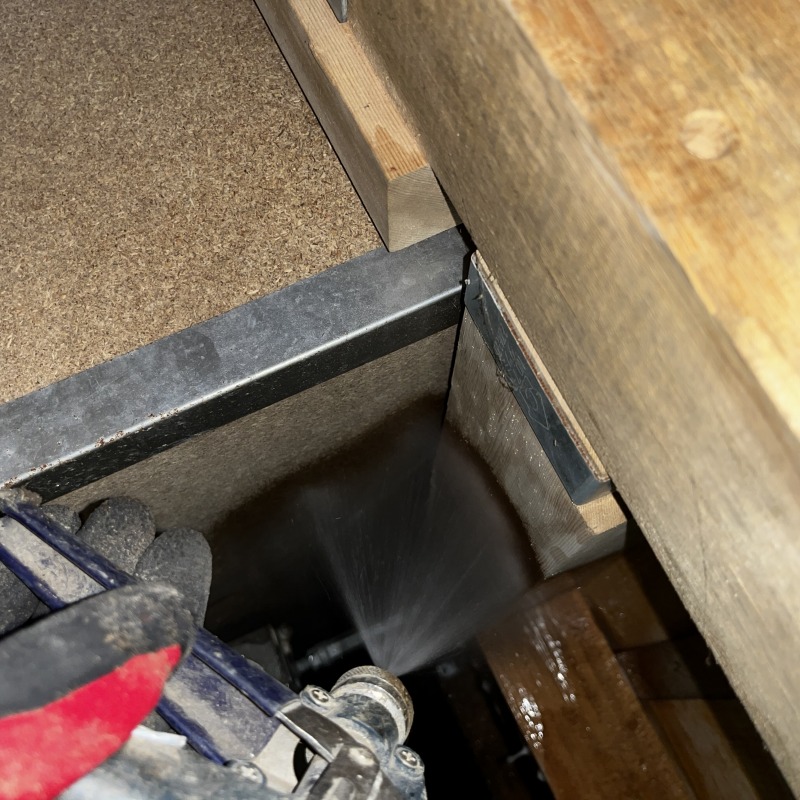 床下の土壌にシロアリ駆除剤を散布