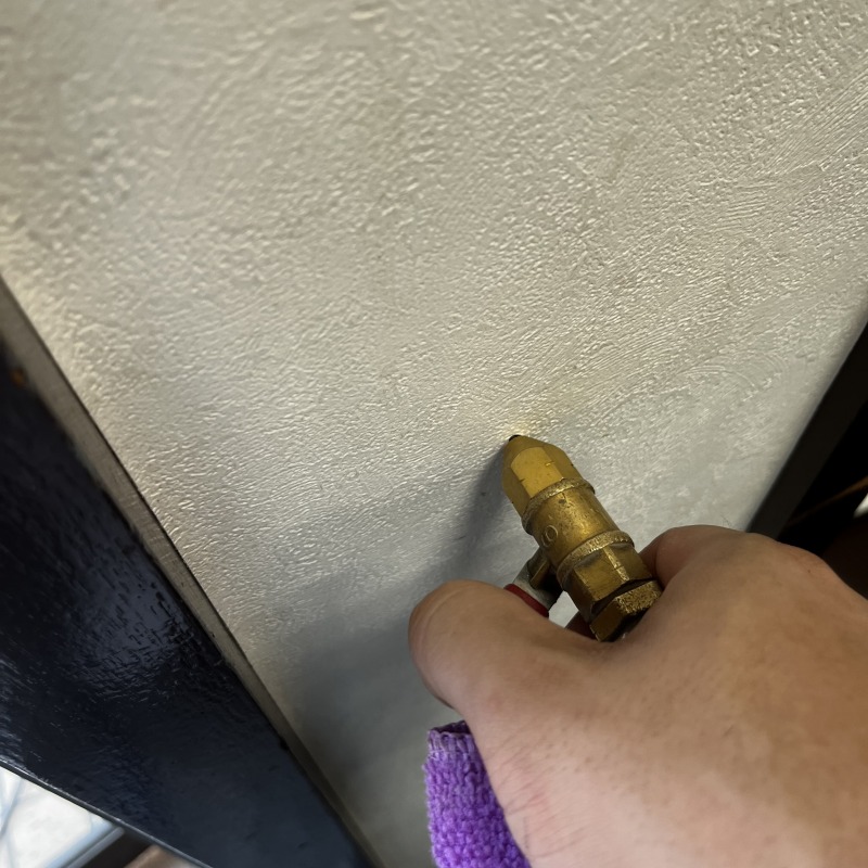 壁に穴を開けてシロアリ駆除剤を注入