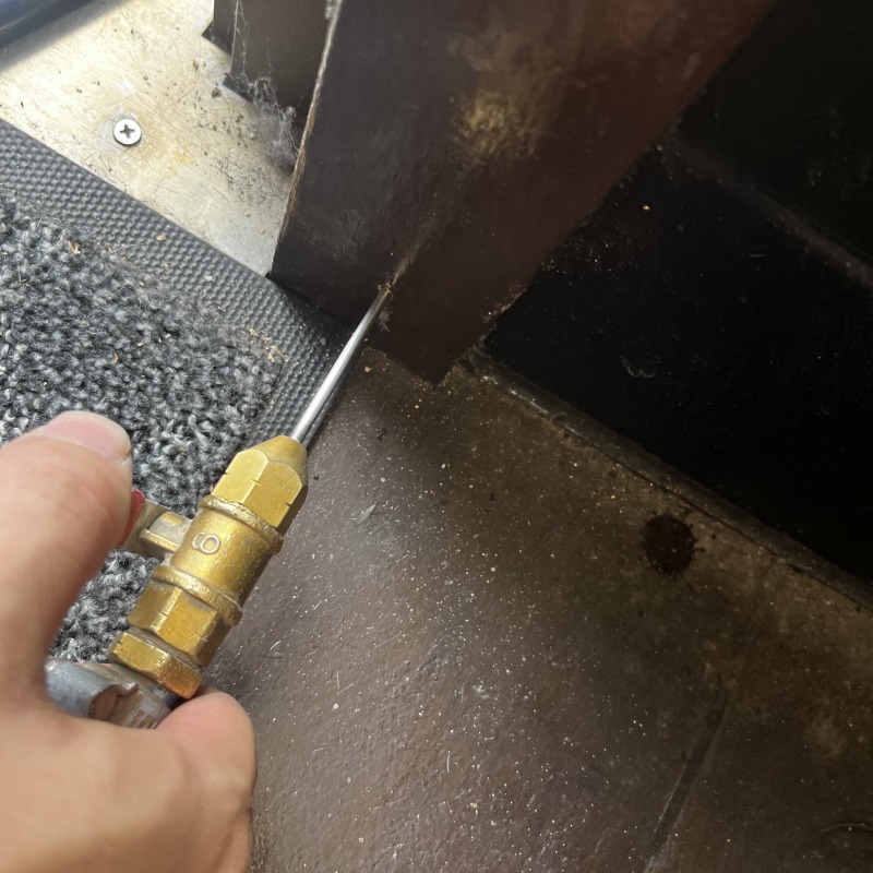 柱に穴を開けてシロアリ駆除剤を注入