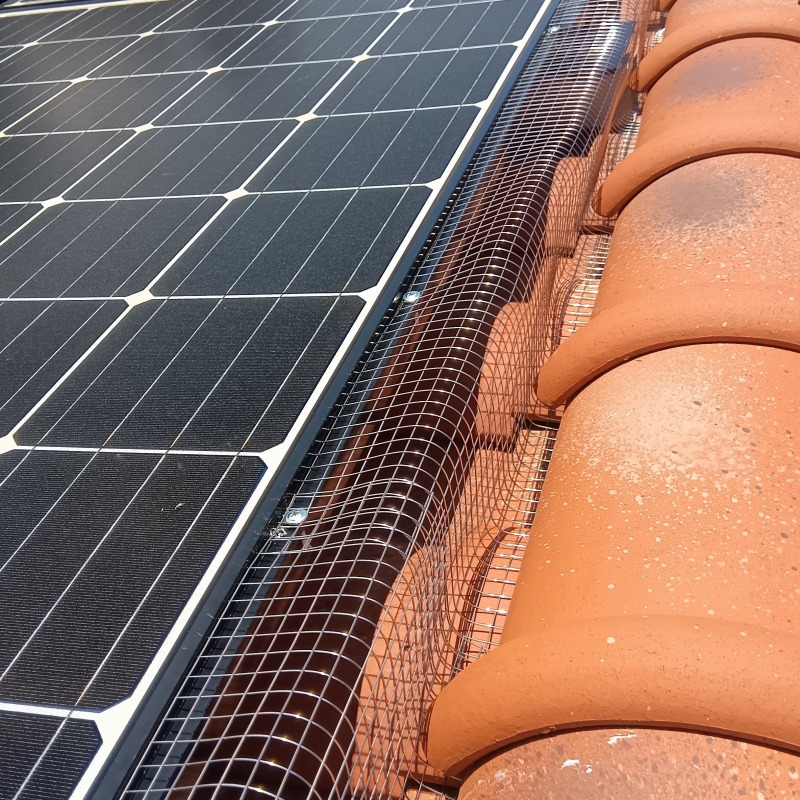 ソーラーパネルまわりのすき間を封鎖した様子