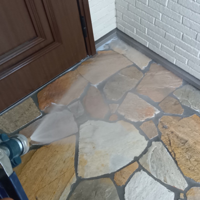 玄関前の除菌・消臭の様子