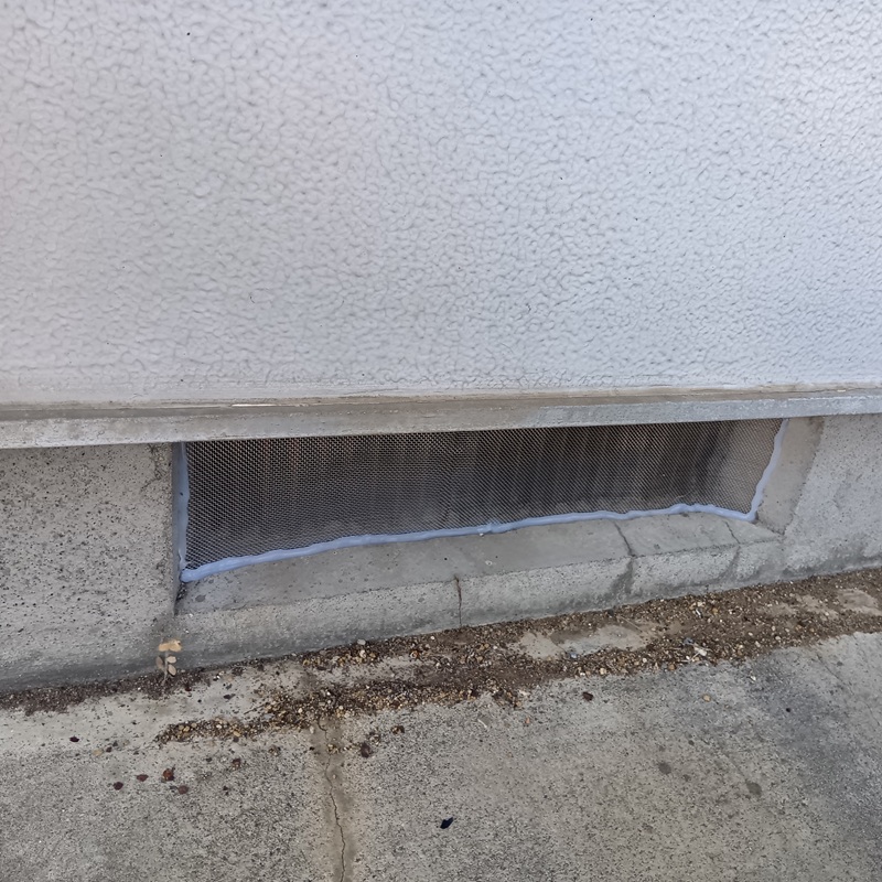 床下通気口を封鎖した様子