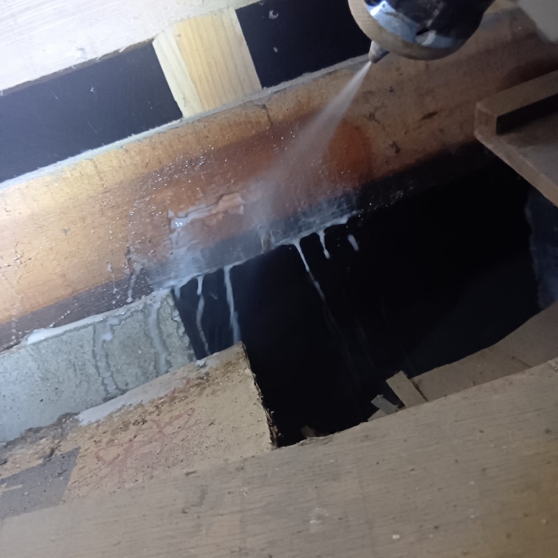 床下の木材にシロアリ駆除剤を散布