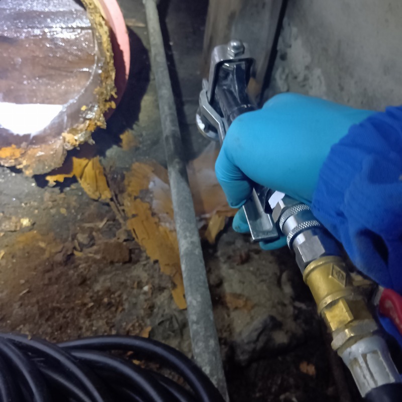 床下の土壌にシロアリ駆除剤を散布