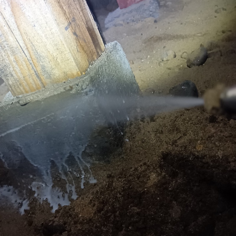 束石にシロアリ駆除剤を吹き付け