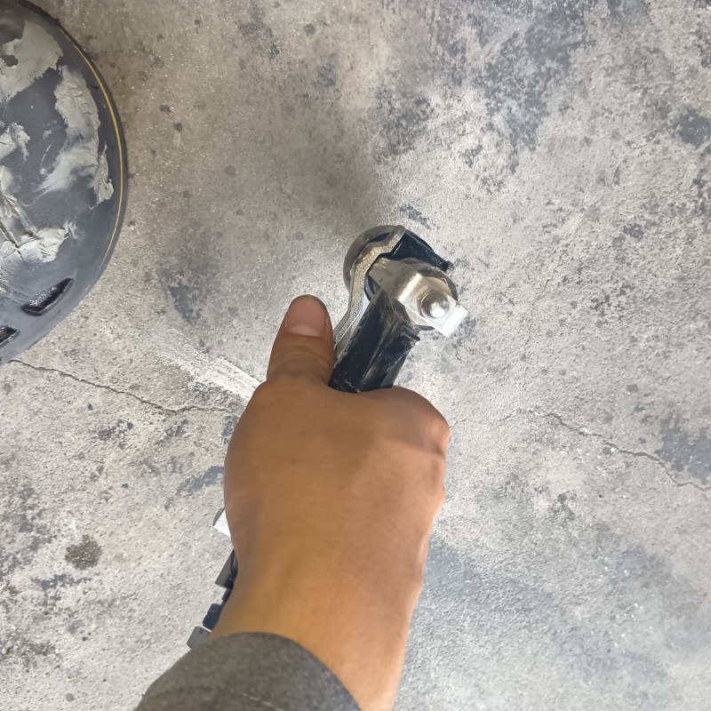 地面に穴を開けてシロアリ駆除剤を注入