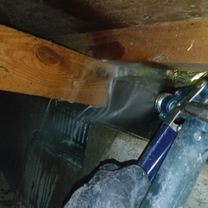 床下の木材に防蟻剤を散布