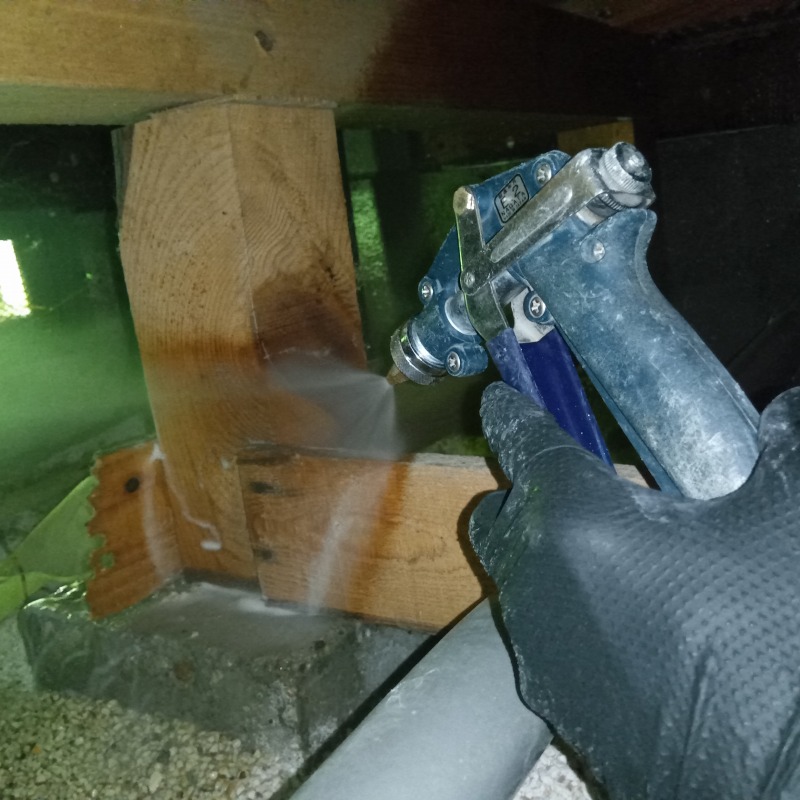 床下の土台に防蟻剤を散布