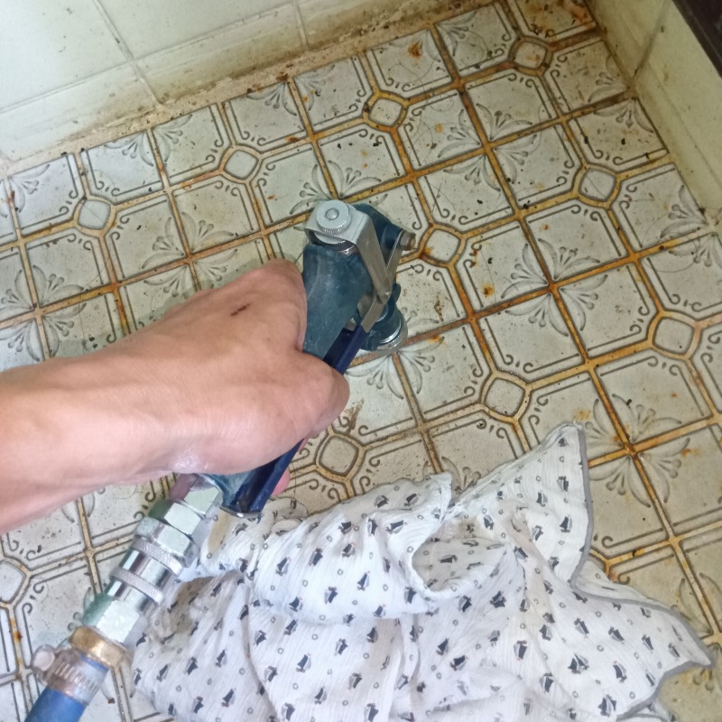 床に穴を開けて防蟻剤を注入