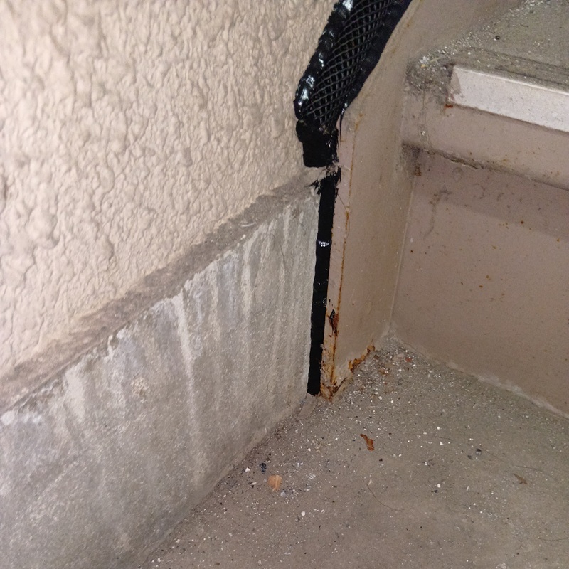 階段のすき間を封鎖