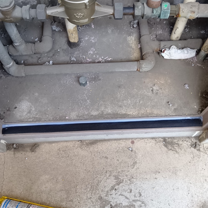 メーターボックスに防鼠ネットを設置