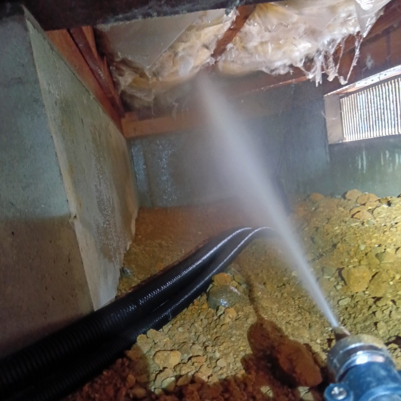 床下の木材にシロアリ駆除剤を散布