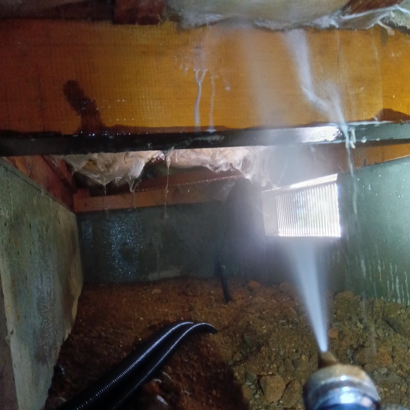 床下の木材にシロアリ駆除剤を散布