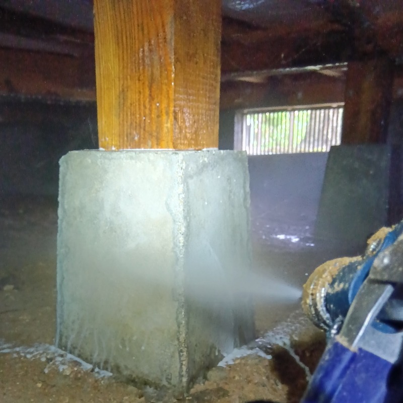 床下の束石まわりにシロアリ駆除剤を散布