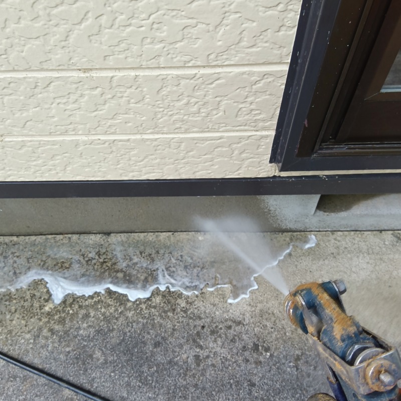 建物の外周にシロアリ駆除剤を散布