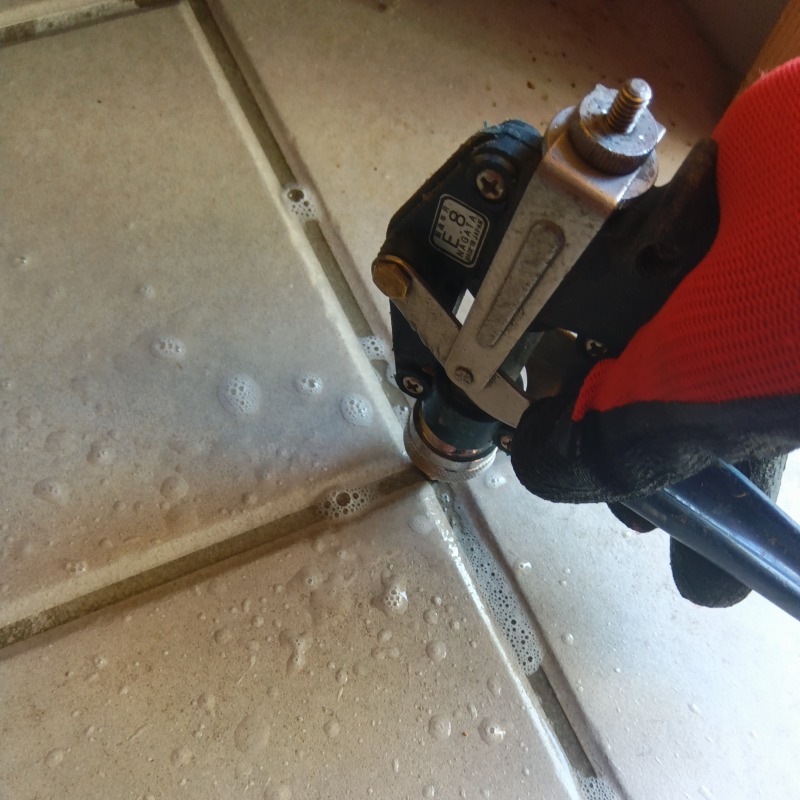 床に穴を開けてシロアリ駆除剤を注入