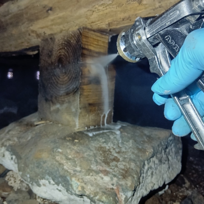 床下の木材にシロアリ駆除剤を散布
