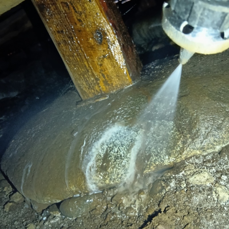 床下の土壌にシロアリ駆除剤を散布