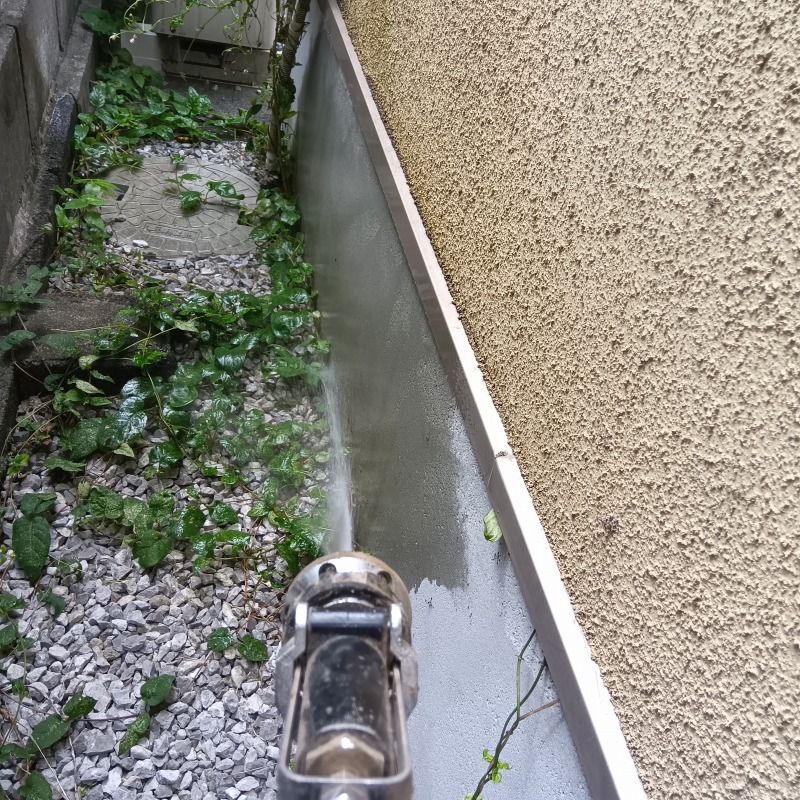 建物の外周に防蟻剤を散布