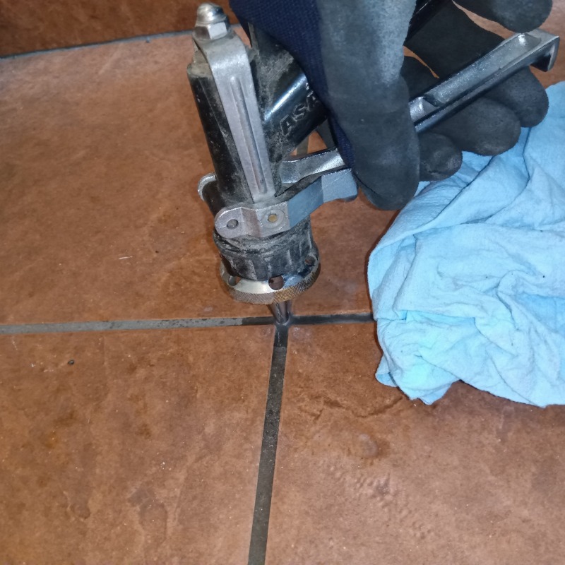 床に穴を開けて防蟻剤を注入