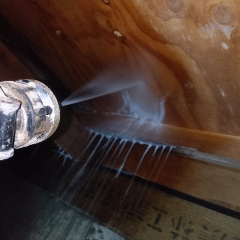 床下の木材に防蟻剤を散布