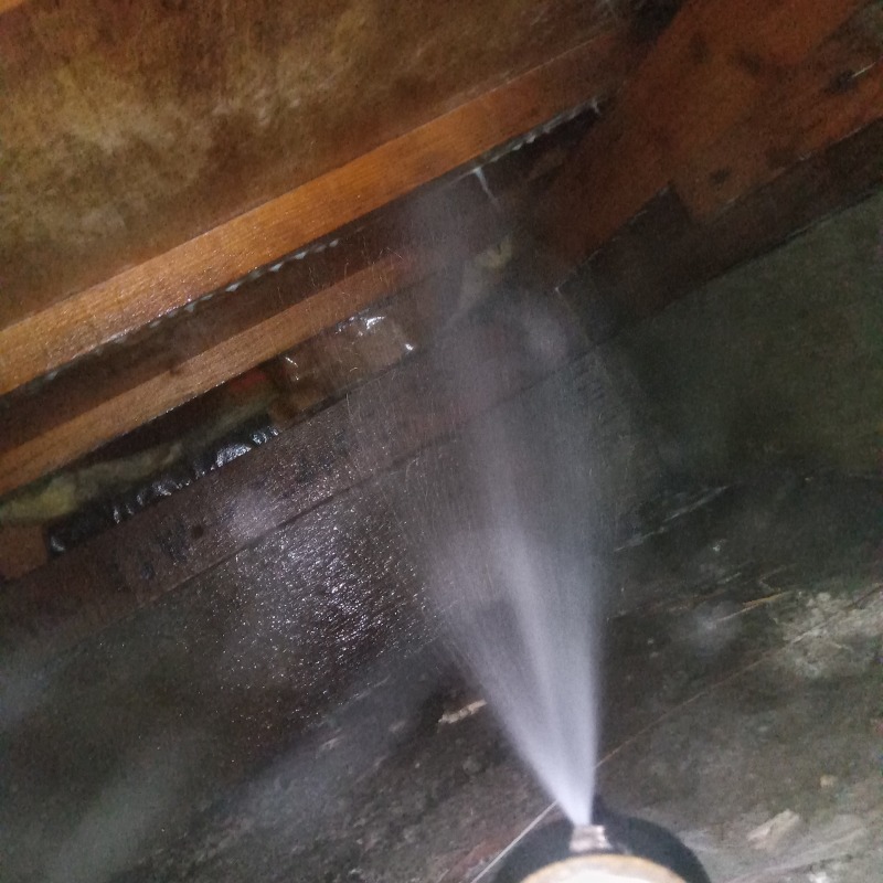 床下の木材に防蟻剤を散布