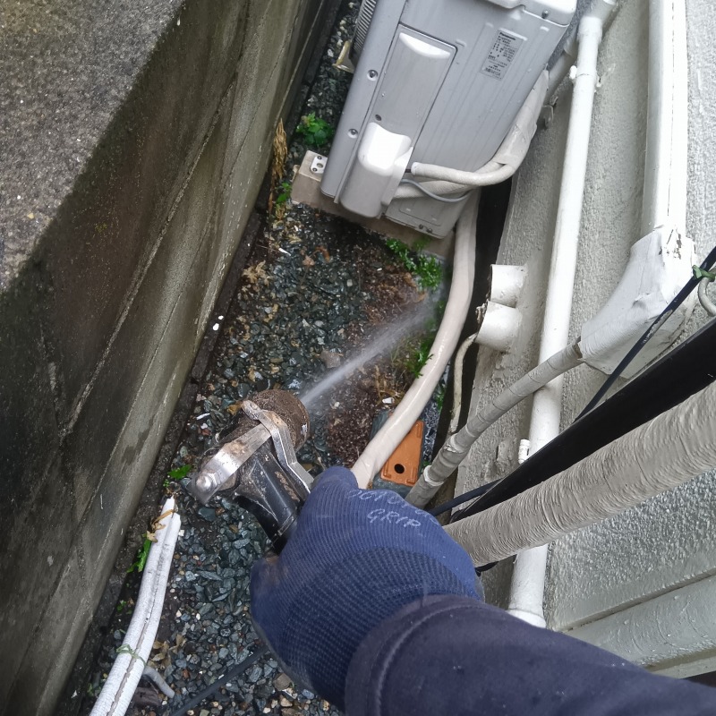 建物の外周に防蟻剤を散布