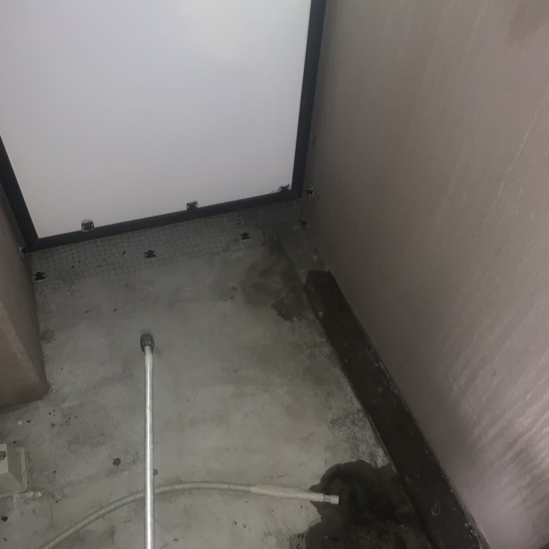 ベランダ床の洗浄・除菌の様子