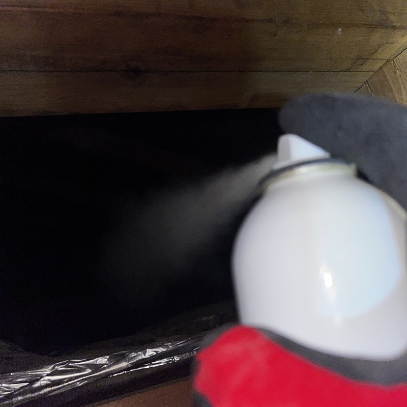 天井裏忌避剤散布の様子