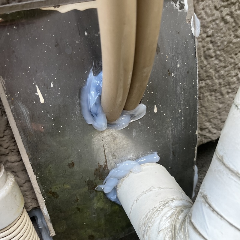 配管のすき間を封鎖した様子