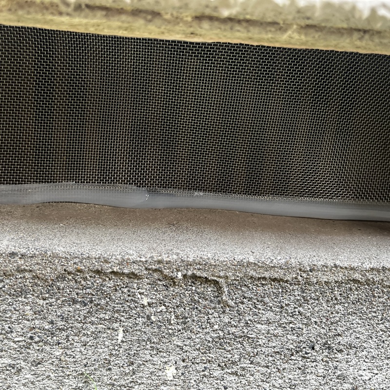 床下通風口に金網を設置した様子