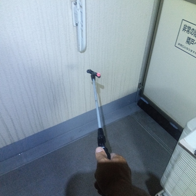 ベランダに除菌・消臭剤を散布する様子