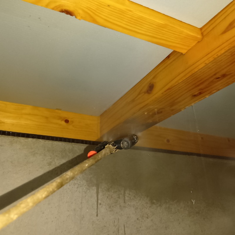 床下の木材に防蟻剤を散布