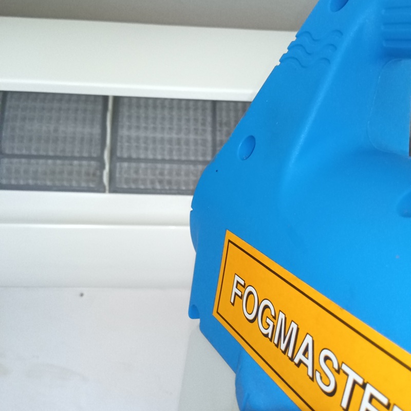 エアコン室内機に除菌剤を吹き付け