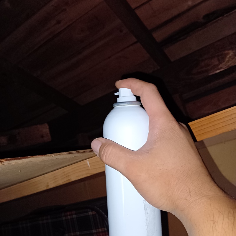 天井裏に忌避剤を散布