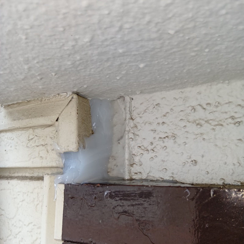 天井裏付近のすき間をパテで封鎖