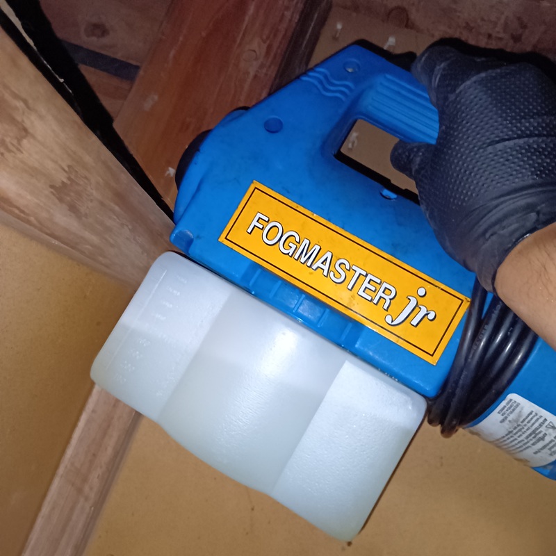 天井裏に殺虫・消毒剤を散布