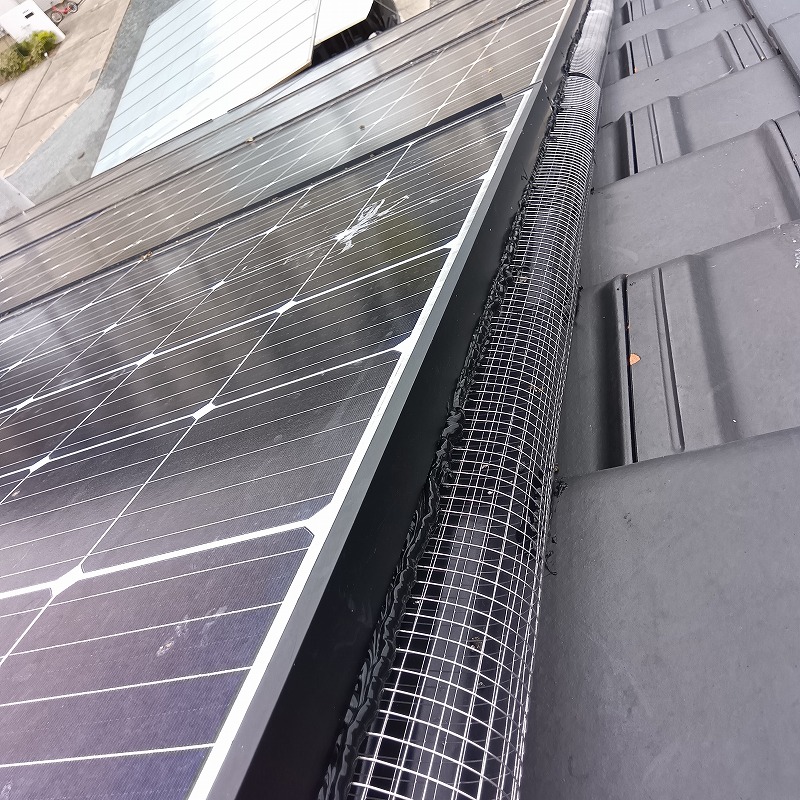 太陽光パネルと屋根のすき間を防鳥金網でふさいだ様子