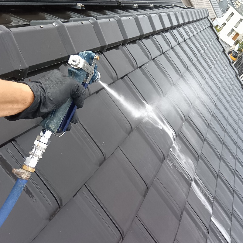 屋根に付着したフンを洗い流す様子