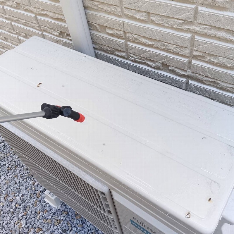 室外機上のフン害を清掃・除菌する様子