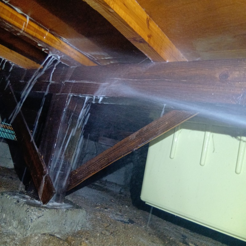 床下の木材にシロアリ駆除剤を散布